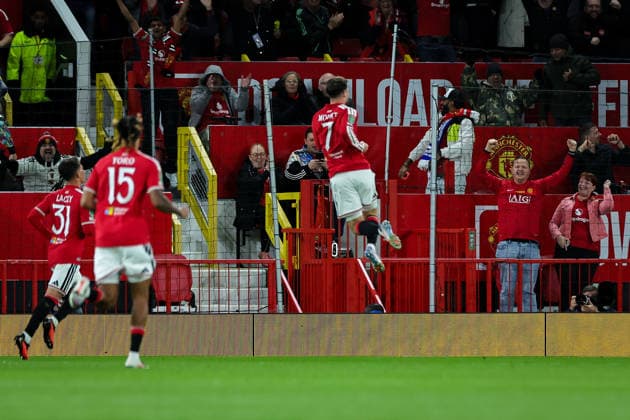 Carabao Cup round 3 Manchester United, ManU v Brighton & Hove Albion Mason Mount of Manchester United celebrates his goal to make it 2-0 during the Carabao Cup round 3 match Manchester United vs Brighton & Hove Albion at Old Trafford, Manchester, United Kingdom on 16 September 2026 (Photo by Mark Cosgrove News Images) Manchester Old Trafford Greater Manchester United Kingdom Copyright: xMarkxCosgrove NewsxImagesx