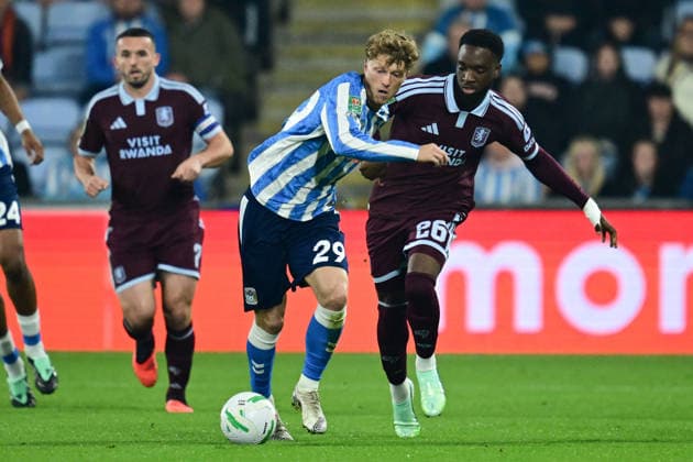 Coventry City v Aston Villa, EFL Cup Coventry City midfielder Victor Torp (29) battles for possession with Aston Villa midfielder Lamare Bogarde (26) during the EFL Cup match between Coventry City and Aston Villa at the Coventry Building Society Arena, Coventry, UK on 16 September 2026. Coventry Coventry Building Society Arena West Midlands UK Editorial use only DataCo restrictions apply See www.football-dataco.com , Copyright: xDennisxGoodwinx PSI-24892-0014