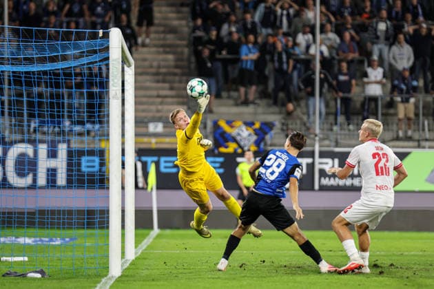 Jakob Golz, Rot-Weiss Essen, No. 1, prevents a 1-0 lead by SV Waldhof Mannheim against Rot-Weiss Essen on September 16, 2026, in Mannheim at Carl Benz Stadium. Photo by Alfio Marino Copyright: