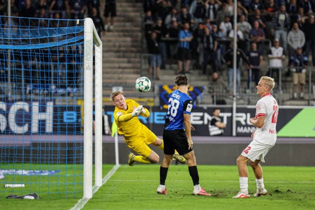 Jakob Golz, Rot-Weiss Essen, No. 1, prevents a 1-0 lead by SV Waldhof Mannheim against Rot-Weiss Essen on September 16, 2026, in Mannheim at Carl Benz Stadium. Photo by Alfio Marino Copyright: