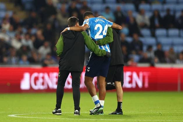 Aurele Amenda of Coventry City is helped off by Coventry City backroom staff Coventry City v Aston Villa, EFL Carabao Cup, Football, Coventry Building Society Arena, Coventry, UK - 16 Sep 2026Coventry Coventry Building Society Arena United Kingdom EDITORIAL USE ONLY No use with unauthorised audio, video, data, fixture lists, club league logos or live services. Online in-match use limited to 120 images, no video emulation. No use in betting, games or single club league player publications.  Copyright: xKieranxMcManus Shutterstockx 17151870cg