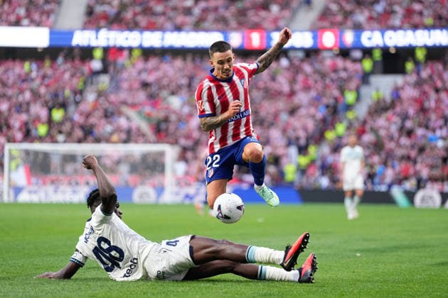 September 16, 2026, Madrid, Madrid, Spain: Alejandro Grimaldo of Atletico de Madrid and Rockson Yeboah of CA Osasuna compete for the ball during the Spanish League, LaLiga EA Sports, football match played between Atletico de Madrid and CA Osasuna at Riyadh Air Metropolitano stadium on September 16, 2026, in Madrid, Spain. Madrid Spain - ZUMAa181 20260916_zaa_a181_119 Copyright: xDennisxAgyemanx