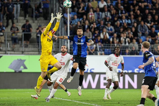 Jakob Golz (Rot-Weiss Essen), 1, ahead of Gonzalo Gregorio (SV Waldhof Mannheim), 9, with the ball during the SV Waldhof Mannheim vs. Rot-Weiss Essen game on September 16, 2026, in Mannheim at the Carl Benz Stadium. Photo by Alfio Marino Copyright: