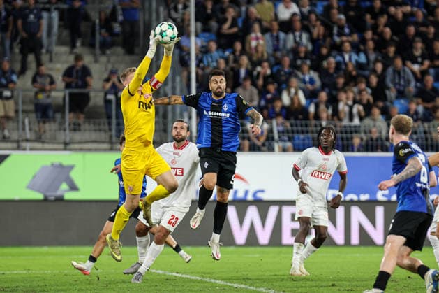 Jakob Golz (Rot-Weiss Essen), 1, ahead of Gonzalo Gregorio (SV Waldhof Mannheim), 9, with the ball during the SV Waldhof Mannheim vs. Rot-Weiss Essen game on September 16, 2026, in Mannheim at the Carl Benz Stadium. Photo by Alfio Marino Copyright: