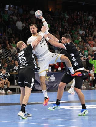 Matthes Langhoff, Ivan Martinovic, Mijajlo Marsenic, one-on-one, game scene, action, sports, handball, Champions League, Men s Champions League, Matchday 2, 2026–2027 season, September 16, 2026, Füchse Berlin vs. One Veszprém HC at the Max Schmeling Halle