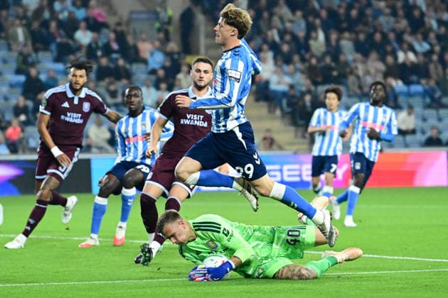 Coventry City v Aston Villa, EFL Cup Aston Villa goalkeeper Marco Bizot (40) makes an important save under pressure from Coventry City midfielder Victor Torp (29) during the EFL Cup match between Coventry City and Aston Villa at the Coventry Building Society Arena, Coventry, UK on 16 September 2026. Coventry Coventry Building Society Arena West Midlands UK Editorial use only DataCo restrictions apply See www.football-dataco.com , Copyright: xDennisxGoodwinx PSI-24892-0017