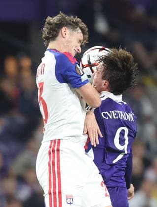 Lyon s Tyler Morton and Anderlecht s Mihajlo Cvetkovic fight for the ball during a soccer game between Belgian RSC Anderlecht and French Olympique Lyonnais, Wednesday 16 September 2026 in Brussels, on the first day (out of 8) of the league phase of the UEFA Europa League tournament. VIRGINIExLEFOUR  x186658031x