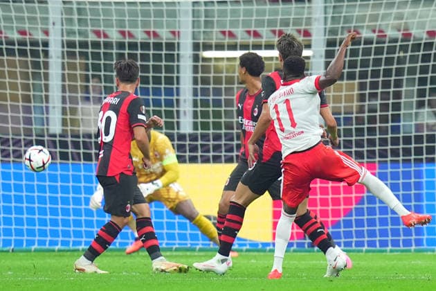 Benfica s Dode Lukebakio scores goal 0-1 during the Europa League soccer match between Ac Milan and Benfica at San Siro Stadium in Milan , Italy - September 16 , 2026. - Soccer  Copyright: xSpada LaPressex