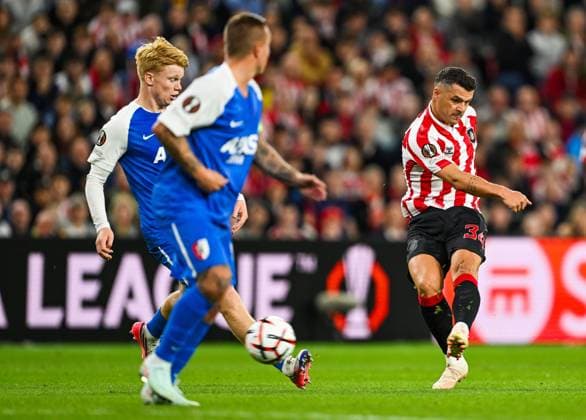 Granit Xhaka of Sunderland shoots tamely from distance. Sunderland v AZ Alkmaar, UEFA Europa League, Football, Stadium of Light, UK - 16 Sep 2026Sunderland Stadium of Light United Kingdom  Copyright: xGreigxCowie Shutterstockx 17154373av