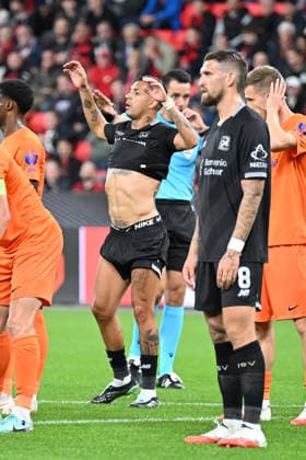 September 16, 2026, GER, Soccer, Men s, Europa League, 2026–2027 Season, Matchday 1 of the group stage, Bayer 04 Leverkusen (GER) vs. NK Celje (SVN); everyone is waiting for the free kick while Facundo Medina (Leverkusen 2) shows off his physique and pulls up his shirt. DFB and DFL regulations prohibit any use of photographs as image sequences and or quasi-video. Leverkusen, BayArena, NRW, Germany Copyright: xNordphoto Meuterx