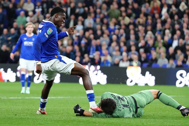 LIVERPOOL, ENGLAND, SEPTEMBER 16: Thierno Barry of Everton FC clashes with Joao Virginia of Wolverhampton Wanderers during the EFL Carabao Third Round 2026 27 match between Everton and Wolverhampton Wanderers at the Hill Dickinson Stadium in Liverpool, England. (Photo by Barkley Costello Sports Press Photo) (Barkley Costello Sports Press Photo SPP) Copyright: xBarkleyxCostello SportsxPressxPhotox xSPPx spp-en-BaCoPrPh-SPP26a_barkleyc_1609_ 011