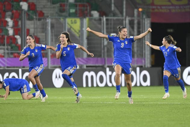 IPA88607364 - The Italian team celebrates after winning the penalty shootout and advancing to the next round of the FIFA U-20 Women s World Cup Round of 16 match between Italy and China PR, held in Sosnowiec, Poland, on September 16, 2026  Copyright: xMichalxDubiel IPAxSportx xx IPA88607364
