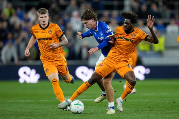 Everton v Wolverhampton Wanderers, Carabao Cup Boubacar TraorÃ of Wolverhampton Wanderers competes for the ball with Tyler Dibling of Everton during the Everton v Wolverhampton Wanderers Carabao Cup 3rd Round match at the Hill Dickinson Stadium, Liverpool, England on 16 September 2026 Credit: Steve Flynn Every Second Media Editorial use only. All images are copyright Every Second Media Limited. No images may be reproduced without prior permission. All rights reserved. Premier League and Football League images are subject to licensing agreements with Football DataCo Limited. see https: www.football-dataco.com Copyright: xIMAGO EveryxSecondxMediax ESM-2166-0049 StevexFlynnx xEveryxSecondxMediax
