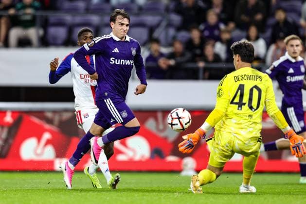 Anderlecht s Mihajlo Cvetkovic and Lyon s Remy Descamps fight for the ball during a soccer game between Belgian RSC Anderlecht and French Olympique Lyonnais, Wednesday 16 September 2026 in Brussels, on the first day (out of 8) of the league phase of the UEFA Europa League tournament. BRUNOxFAHY  x186658255x