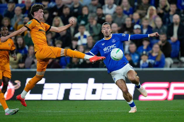 Everton v Wolverhampton Wanderers, Carabao Cup Sean Neave of Wolverhampton Wanderers competes for the ball with Jack Grealish of Everton during the Everton v Wolverhampton Wanderers Carabao Cup 3rd Round match at the Hill Dickinson Stadium, Liverpool, England on 16 September 2026 Credit: Steve Flynn Every Second Media Editorial use only. All images are copyright Every Second Media Limited. No images may be reproduced without prior permission. All rights reserved. Premier League and Football League images are subject to licensing agreements with Football DataCo Limited. see https: www.football-dataco.com Copyright: xIMAGO EveryxSecondxMediax ESM-2166-0051 StevexFlynnx xEveryxSecondxMediax
