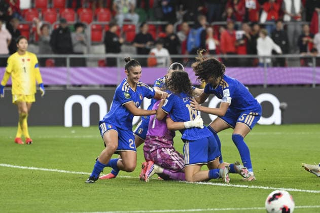 IPA88607374 - The Italian team celebrates after winning the penalty shootout and advancing to the next round of the FIFA U-20 Women’s World Cup Round of 16 match between Italy and China PR, held in Sosnowiec, Poland, on September 16, 2026  Copyright: xMichalxDubiel IPAxSportx xx IPA88607374