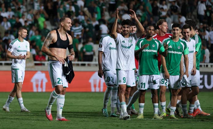 Cyprus Europa League Omonia s Jure Balkovec, left, who scored the winning goal, and his team s players celebrate their victory after the end of the first round Europa League match between Omonia and Celta at the GSP Stadium in Nicosia. Cyprus, Wednesday, September 16, 2026. Nicosia Cyprus  Copyright: xDanilxShamkinx originalFilename:shamkin-notitle260916_npIG6.jpg