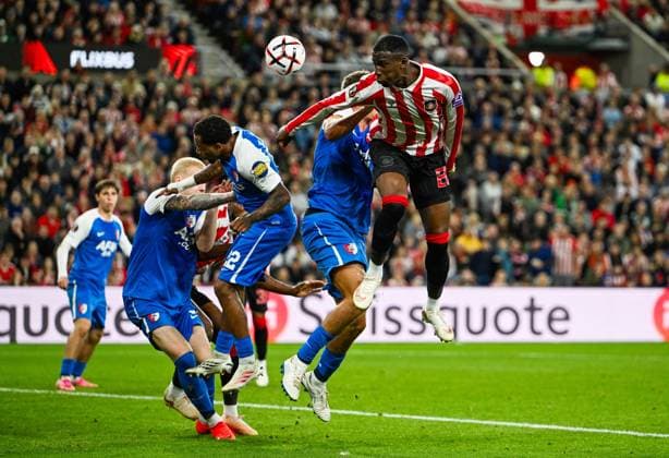 Nordi Mukiele of Sunderland heads on causing problems in the 6 yard area Sunderland v AZ Alkmaar, UEFA Europa League, Football, Stadium of Light, UK - 16 Sep 2026Sunderland Stadium of Light United Kingdom  Copyright: xGreigxCowie Shutterstockx 17154373aw