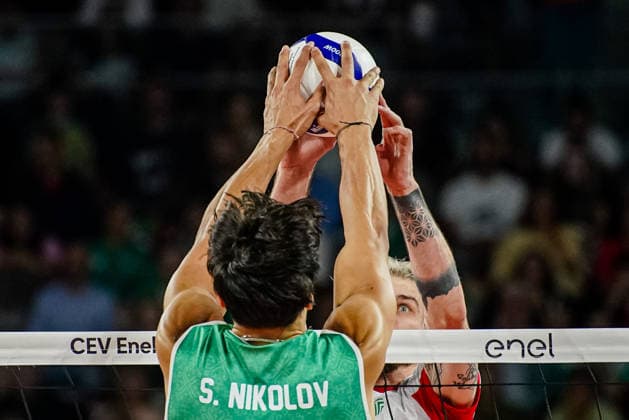 Sport Bilder des Tages #2 Volleyball - CEV EuroVolley 2026 Group B - Poland vs Bulgaria - 09.16.2026 SOFIA, BULGARIA - September 16th: Simeon Nikolov, 1 of Bulgaria and Tomasz Fornal, 21 of Poland during CEV EuroVolley 2026, Group B match between Poland vs Bulgaria at Arena 8888 in Sofia, Bulgaria, on September 16th, 2026 in Sofia, Bulgaria. Copyright: xYulianxTodorovx
