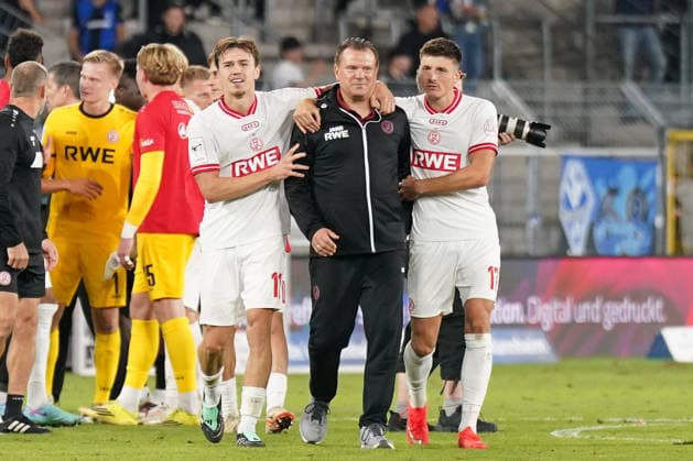 German Soccer 3rd Division 2026–2027, Matchday 6: SV Waldhof Mannheim vs. Rot-Weiss Essen at Carl Benz Stadium, Mannheim. A disagreement broke out between Uwe Koschinat, coach of Rot-Weiss Essen, and Rui Mota, coach of Waldhof Mannheim, after the final whistle. Noah Pesch of Rot-Weiss Essen (No. 11) and Semir Telalovic of Rot-Weiss Essen (No. 17) calm the situation and pull the coaches out of the conflict zone Copyright: xJOERANxSTEINSIEKx