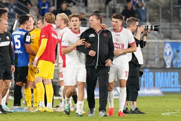 German Soccer 3rd Division 2026–2027, Matchday 6: SV Waldhof Mannheim vs. Rot-Weiss Essen at Carl Benz Stadium, Mannheim. A disagreement broke out between Uwe Koschinat, coach of Rot-Weiss Essen, and Rui Mota, coach of Waldhof Mannheim, after the final whistle. Noah Pesch of Rot-Weiss Essen (No. 11) and Semir Telalovic of Rot-Weiss Essen (No. 17) calm the situation and pull the coaches out of the conflict zone Copyright: xJOERANxSTEINSIEKx