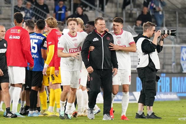 German Soccer 3rd Division 2026–2027, Matchday 6: SV Waldhof Mannheim vs. Rot-Weiss Essen at Carl Benz Stadium, Mannheim. A disagreement broke out between Uwe Koschinat, coach of Rot-Weiss Essen, and Rui Mota, coach of Waldhof Mannheim, after the final whistle. Noah Pesch of Rot-Weiss Essen (No. 11) and Semir Telalovic of Rot-Weiss Essen (No. 17) calm the situation and pull the coaches out of the conflict zone Copyright: xJOERANxSTEINSIEKx