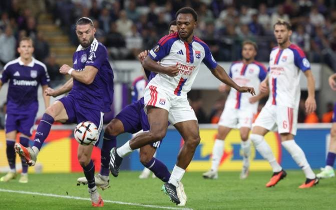 Lyon s Lois Openda and Anderlecht s Leo Petrot fight for the ball during a soccer game between Belgian RSC Anderlecht and French Olympique Lyonnais, Wednesday 16 September 2026 in Brussels, on the first day (out of 8) of the league phase of the UEFA Europa League tournament. VIRGINIExLEFOUR  x186659153x
