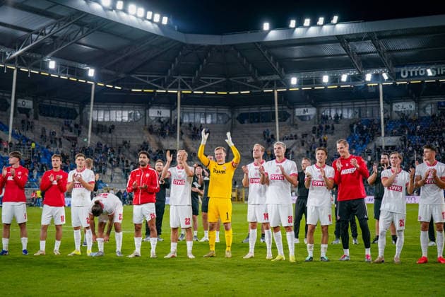 Germany Soccer 3rd Division 2026–2027, Matchday 6: SV Waldhof Mannheim vs. Rot-Weiss Essen at Carl Benz Stadium in Mannheim. The Essen team celebrates their away victory after the game with the fans who traveled with them. Joy, emotion, and cheers in the center with Jakob Golz of Rot-Weiss Essen, 1 Copyright: xJOERANxSTEINSIEKx
