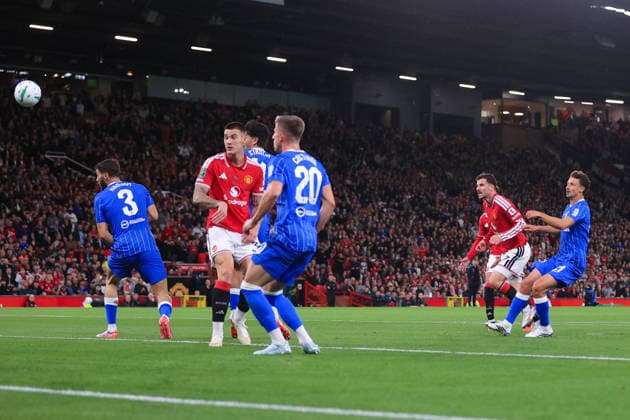 Fußball: Carabao Cup, 3. Runde – Manchester United gegen Tottenham Hotspur, 16. September 2026; Carabao Cup, 3. Runde – Manchester United gegen Brighton Hove Albion; Mason Mount von Manchester United erzielt das zweite Tor; Foto: Simon Stacpoole; Abseits; Manchester, Großbritannien  Copyright: xSimonxStacpoolexOffside