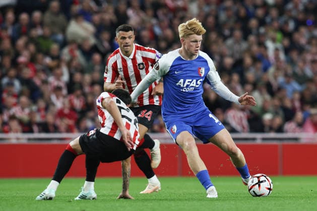 Sunderland AFC v AZ Alkmaar - UEFA Europa League 2026 27 League Phase MD1 Kees Smit of AZ Alkmaar breaks past Enzo Le Fee of Sunderland during the UEFA Europa League League Stage match between Sunderland and AZ Alkmaar at the Stadium of Light in Sunderland, on September 16, 2026. Sunderland Tyne and Wear United Kingdom  Copyright: xMIxNewsx originalFilename:fletcher-sunderla260916_npaN2.jpg