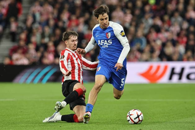 Sunderland AFC v AZ Alkmaar - UEFA Europa League 2026 27 League Phase MD1 Trai Hume of Sunderland fouls Mateo Chavez of AZ Alkmaar during the UEFA Europa League League Stage match between Sunderland and AZ Alkmaar at the Stadium of Light in Sunderland, on September 16, 2026. Sunderland Tyne and Wear United Kingdom  Copyright: xMIxNewsx originalFilename:fletcher-sunderla260916_npsRR.jpg