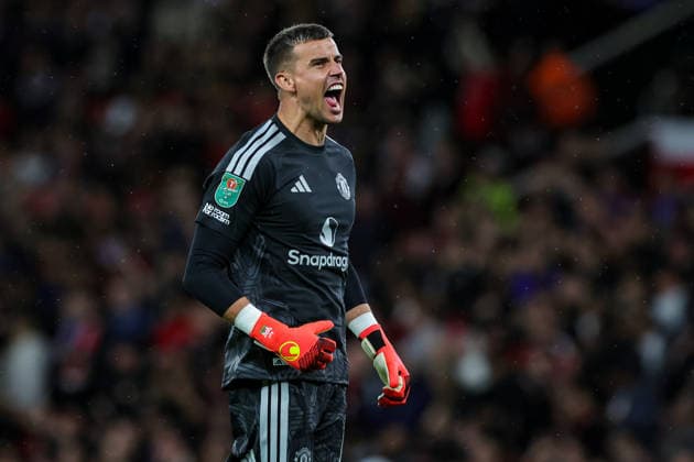 Manchester United, ManU v Brighton & Hove Albion - Carabao Cup Third Round Manchester United goalkeeper Karl Darlow celebrates a goal by teammate Shea Lacey, which made the score 1-0, during the Carabao Cup round 3 match between Manchester United and Brighton & Hove Albion at Old Trafford in Manchester, United Kingdom, on September 16, 2026. Manchester Greater Manchester United Kingdom  Copyright: xNewsxImagesx originalFilename:cosgrove-carabaoc260916_npafl.jpg