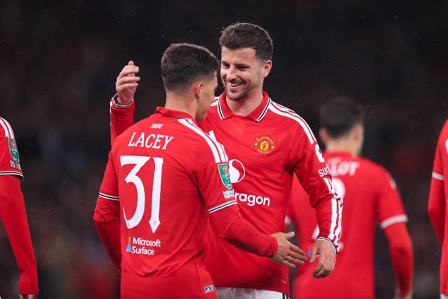 Fußball: Carabao Cup, 3. Runde – Manchester United gegen Tottenham Hotspur, 16. September 2026; Carabao Cup, 3. Runde – Manchester United gegen Brighton Hove Albion: Shea Lacey von Manchester United feiert gemeinsam mit Mason Mount von Manchester United nach dem ersten Tor. Foto: Simon Stacpoole, Offside, Manchester, Großbritannien  Copyright: xSimonxStacpoolexOffside