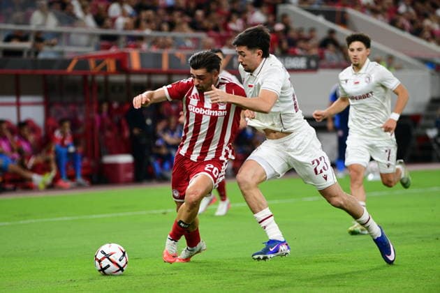 UEFA Europa League - Olympiacos FC vs Jagiellonia BiaÅ‚ystok - Joao Silva of Olympiacos FC in action against Guilherme Montoia of Jagiellonia BiaÅ‚ystok during the UEFA Europa League Phase matchday 1 soccer match between Olympiacos FC and Jagiellonia BiaÅ‚ystok at the Georgios Karaiskakis Stadium in Piraeus, Greece, 16 September 2026. IMAGO ONE INCH PRODUCTIONS PIRAEUS GREECE Copyright: xONExINCHxPRODUCTIONSx 7088897