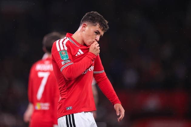 Fußball: Carabao Cup, 3. Runde – Manchester United gegen Tottenham Hotspur, 16. September 2026; Carabao Cup, 3. Runde – Manchester United gegen Brighton Hove Albion: Shea Lacey von Manchester United küsst das Wappen auf seinem Trikot, während er nach seinem ersten Tor jubelt. Foto: Simon Stacpoole. Abseits, Manchester Großbritannien  Copyright: xSimonxStacpoolexOffside