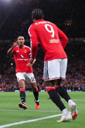 Fußball: Carabao Cup, 3. Runde – Manchester United gegen Tottenham Hotspur, 16. September 2026; Carabao Cup, 3. Runde – Manchester United gegen Brighton Hove Albion: Youri Tielemans von Manchester United gratuliert Marcus Rashford von Manchester United zu seiner Vorlage zum zweiten Tor. Foto: Simon Stacpoole Offside Manchester, Großbritannien  Copyright: xSimonxStacpoolexOffside