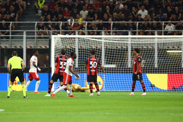 September 16, 2026, Milan, Lombardy, Italy: DODI LUKEBAKIO 11 of Benfica shoots and scores his side s first goal in the UEFA Europa League 2026 27 groupe stage day 1 between AC MILAN and BENFICA at the San Siro Stadium in Milan, Italy. Soccer 2026: Europa Leaguel: Milan:Benfica  - ZUMAc179 20260916_zep_c179_007 Copyright: xMickaelxChavetx