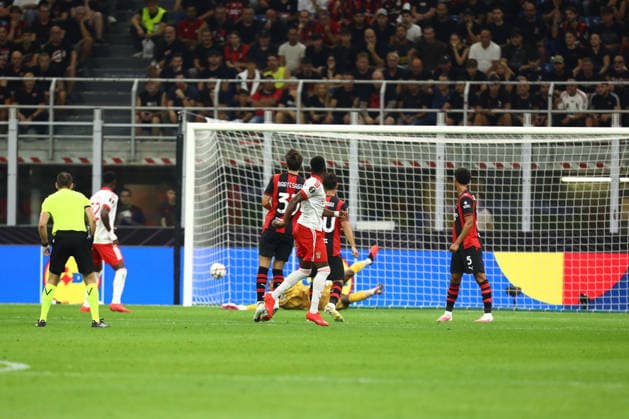 September 16, 2026, Milan, Lombardy, Italy: DODI LUKEBAKIO 11 of Benfica shoots and scores his side s first goal in the UEFA Europa League 2026 27 groupe stage day 1 between AC MILAN and BENFICA at the San Siro Stadium in Milan, Italy. Soccer 2026: Europa Leaguel: Milan:Benfica  - ZUMAc179 20260916_zep_c179_008 Copyright: xMickaelxChavetx