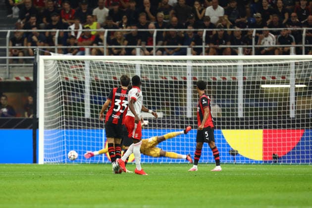 September 16, 2026, Milan, Lombardy, Italy: DODI LUKEBAKIO 11 of Benfica shoots and scores his side s first goal in the UEFA Europa League 2026 27 groupe stage day 1 between AC MILAN and BENFICA at the San Siro Stadium in Milan, Italy. Soccer 2026: Europa Leaguel: Milan:Benfica  - ZUMAc179 20260916_zep_c179_009 Copyright: xMickaelxChavetx
