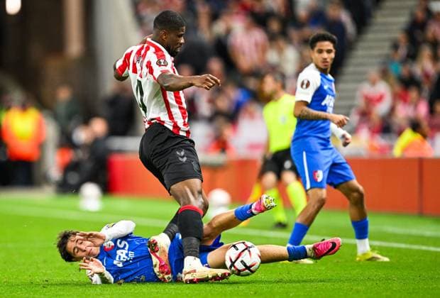 Kevin Danso of Sunderland tackled by Mateo Chavez of AZ Alkmaar Sunderland v AZ Alkmaar, UEFA Europa League, Football, Stadium of Light, UK - 16 Sep 2026Sunderland Stadium of Light United Kingdom  Copyright: xGreigxCowie Shutterstockx 17154373ay