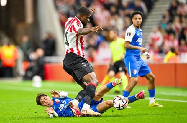 Kevin Danso of Sunderland tackled by Mateo Chavez of AZ Alkmaar Sunderland v AZ Alkmaar, UEFA Europa League, Football, Stadium of Light, UK - 16 Sep 2026Sunderland Stadium of Light United Kingdom  Copyright: xGreigxCowie Shutterstockx 17154373ax