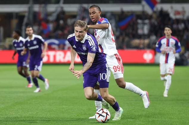 Anderlecht s Marten Winkler and Lyon s Noah Nartey fight for the ball during a soccer game between Belgian RSC Anderlecht and French Olympique Lyonnais, Wednesday 16 September 2026 in Brussels, on the first day (out of 8) of the league phase of the UEFA Europa League tournament. VIRGINIExLEFOUR  x186662239x