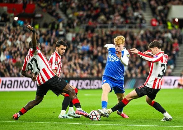 Kees Smit of AZ Alkmaar tackled by Enzo Le Fee , Noah Sadiki and Trai Hume of Sunderland Sunderland v AZ Alkmaar, UEFA Europa League, Football, Stadium of Light, UK - 16 Sep 2026Sunderland Stadium of Light United Kingdom  Copyright: xGreigxCowie Shutterstockx 17154373az
