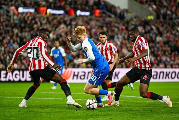 Kees Smit of AZ Alkmaar turns Nordi Mukiele and Kevin Danso of Sunderland to create a scoring chance Sunderland v AZ Alkmaar, UEFA Europa League, Football, Stadium of Light, UK - 16 Sep 2026Sunderland Stadium of Light United Kingdom  Copyright: xGreigxCowie Shutterstockx 17154373ba
