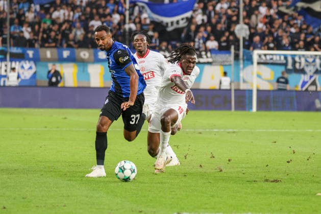Noah Sarenren Bazee, SV Waldhof Mannheim, 37; Franci Bouebari, Rot-Weiss Essen, 19; Soccer 3. Liga, Matchday 6, SV Waldhof Mannheim vs. Rot-Weiss Essen on September 16, 2026, at the Carl Benz Stadium in Mannheim, Germany; Carl Benz Stadium, Mannheim, Germany Copyright: xFranzxReindelx