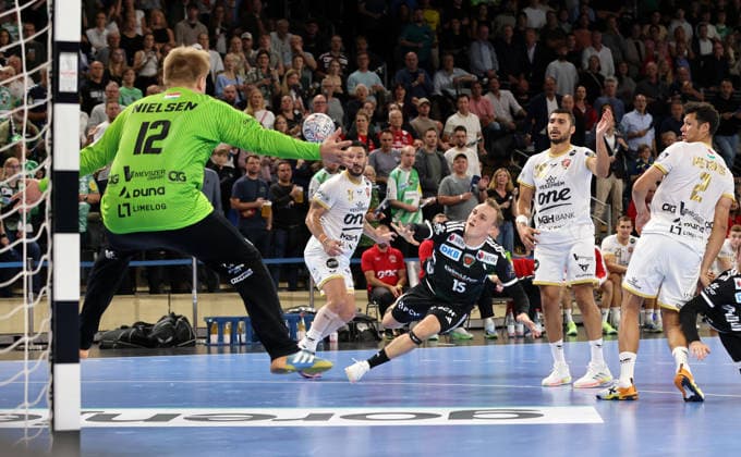Tobias Schjoelberg Groendahl scores a goal against goalkeeper Emil Nielsen; one-on-one, game action, sports, handball, CL, Champions League, Men s Champions League, Matchday 2, 2026–2027 season, September 16, 2026, Füchse Berlin vs. One Veszprem HC at the Max Schmeling Halle