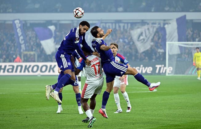RSC Anderlecht v Olympique Lyon - UEFA Europa League BRUSSELS, BELGIUM - SEPTEMBER 16: Anderlecht s Andrew Omobamidele (L) battles with opponents during the UEFA Europa League match between RSC Anderlecht and Olympique Lyon at Lotto Park Stadium in Brussels, Belgium, on September 16, 2026. Dursun Aydemir Anadolu Brussels Hoofdstedelijk Gewest Belgium. Editorial use only. Please get in touch for any other usage.  Copyright: x2026xAnadoluxDursunxAydemirx