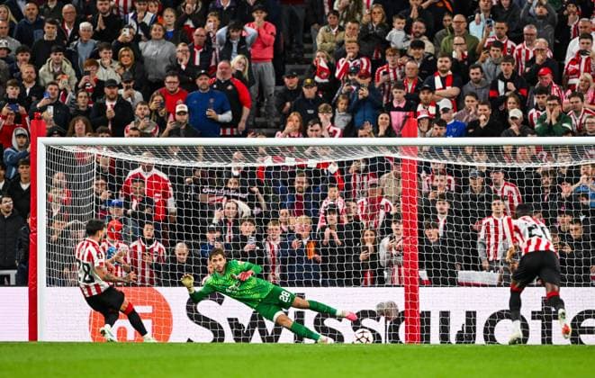 Enzo Le Fee of Sunderland scores the opening goal of the game 1-0 past Goalkeeper Jari De Busser of AZ Alkmaar Sunderland v AZ Alkmaar, UEFA Europa League, Football, Stadium of Light, UK - 16 Sep 2026Sunderland Stadium of Light United Kingdom  Copyright: xGreigxCowie Shutterstockx 17154373bf