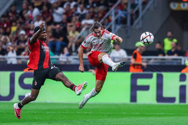 Jakub Kaminski of SL Benfica seen in action with Samuel Chukwueze of AC Milan during UEFA Europa League 2026 27 League Phase - Matchday 1 football match between AC Milan and SL Benfica. Italy Copyright: xBEAUTIFULxSPORTS Carabellix