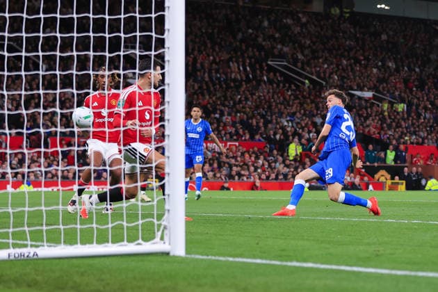 Fußball: Carabao Cup, 3. Runde – Manchester United gegen Tottenham Hotspur, 16. September 2026; Carabao Cup, 3. Runde – Manchester United gegen Brighton Hove Albion: Maxim De Cuyper von Brighton Hove Albion erzielt das dritte Tor. Foto: Simon Stacpoole. Abseits. Manchester, Großbritannien  Copyright: xSimonxStacpoolexOffside